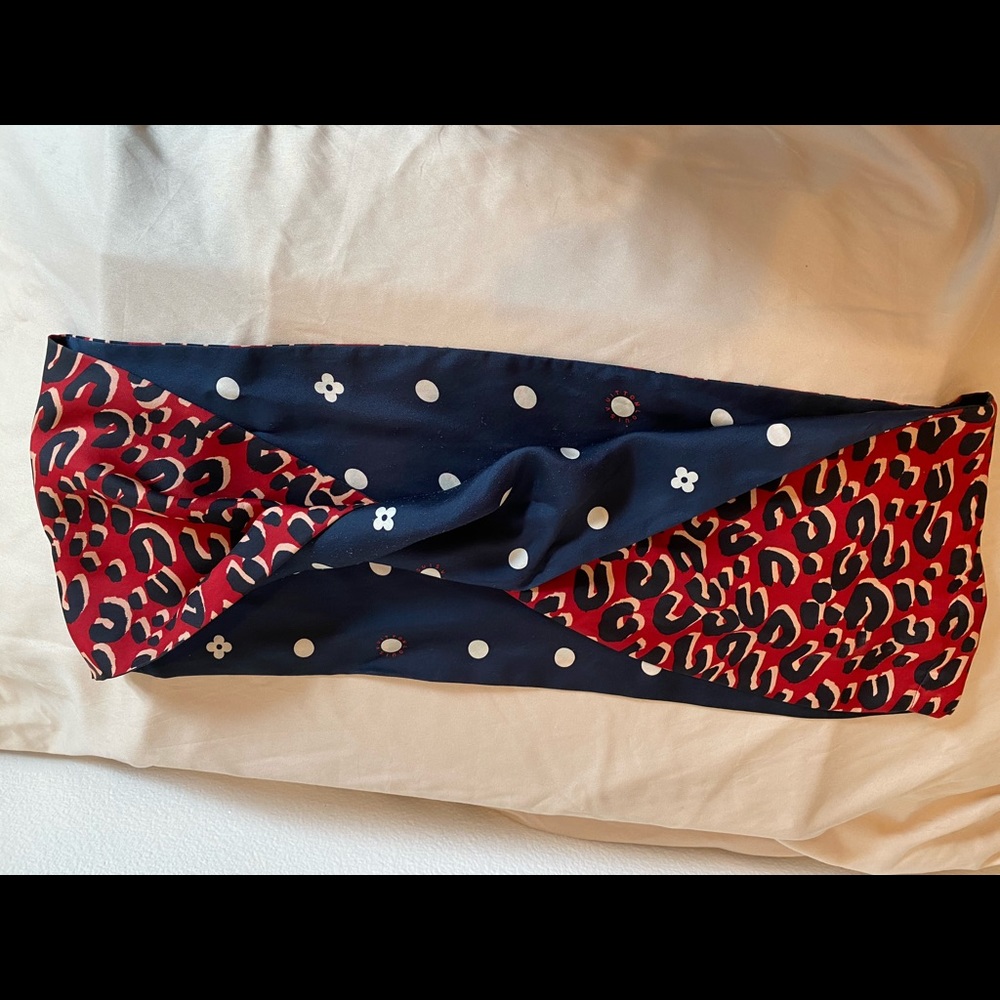 Louis Vuitton Leopard Dot Reversible Silk Scarf - Picture 13 of 16